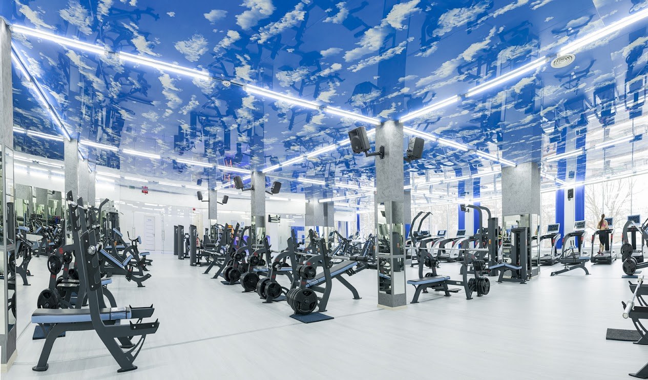 Тренажерний зал SkyFit з небесною стелею
